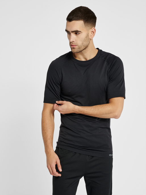 hmlSTROKE SEAMLESS T-SHIRT, BLACK, model