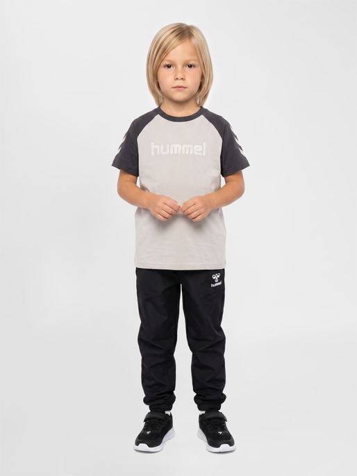 hmlJR LOGO T-SHIRT S/S, EBONY, model