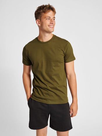 hmlRED HEAVY T-SHIRT S/S, DARK OLIVE, model