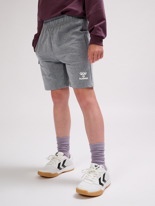 hmlON SHORTS, MEDIUM MELANGE, model