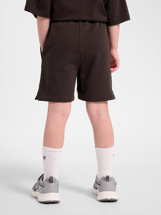 hmlJR JUMP BOXY SWEAT SHORTS, CHOCOLATE TORTE, model