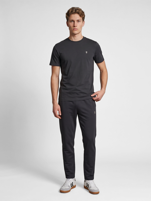 hmlPULSE SWEAT PANTS, EBONY, model