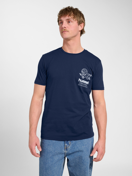 hmlPULSE GRAPHIC T-SHIRT S/S, DRESS BLUES, model