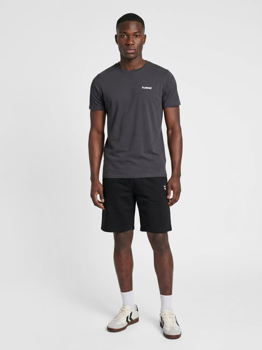 hmlPULSE GRAPHIC T-SHIRT S/S, EBONY, model