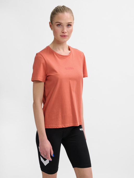 hmlLEGACY WOMAN T-SHIRT, APRICOT BRANDY, model