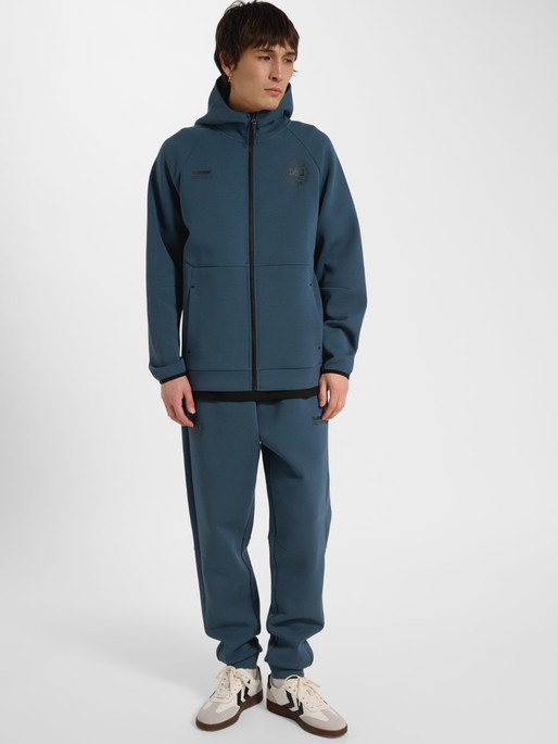 DBU 26 TRAVEL TECH ZIP JACKET, STARGAZER, model