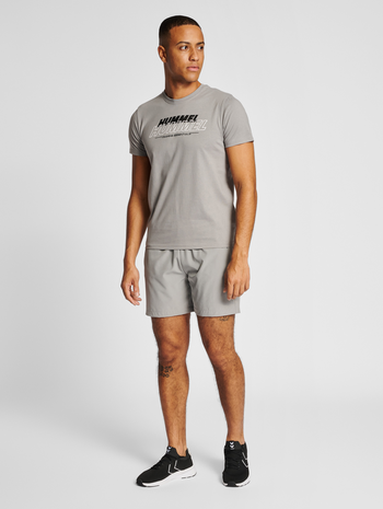 hmlTE JEFF COTTON T-SHIRT, SHARKSKIN, model