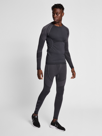 hmlMT OLLI SEAMLESS T-SHIRT L/S, BLACK, model