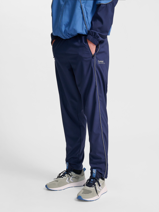 hmlPULSE WOVEN PANTS, DRESS BLUES, model