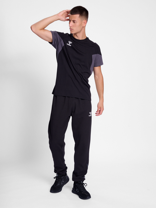 hmlTRAVEL SWEAT PANTS, BLACK, model