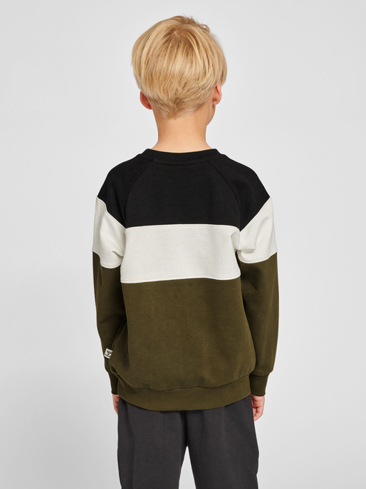 hmlCLAES SWEATSHIRT, DARK OLIVE, model