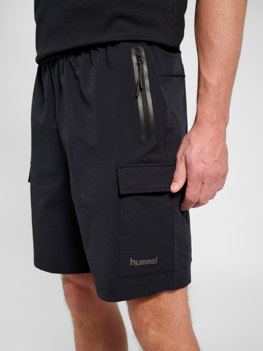 hmlTECH SHORTS, BLACK, model