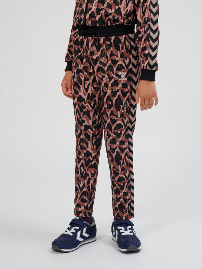 hmlAMMI PANTS, ADOBE ROSE, model