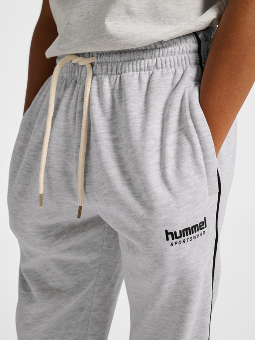 hmlJR LOOSE SWEATPANT PIPING, LIGHT GREY MELANGE/BLACK, model