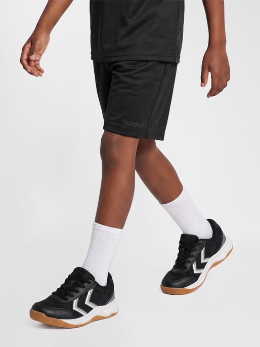 hmlJR REG ACTIVE SHORTS, BLACK, model