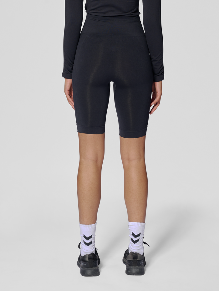 hmlTIF SEAMLESS CYLING SHORTS, BLACK, model