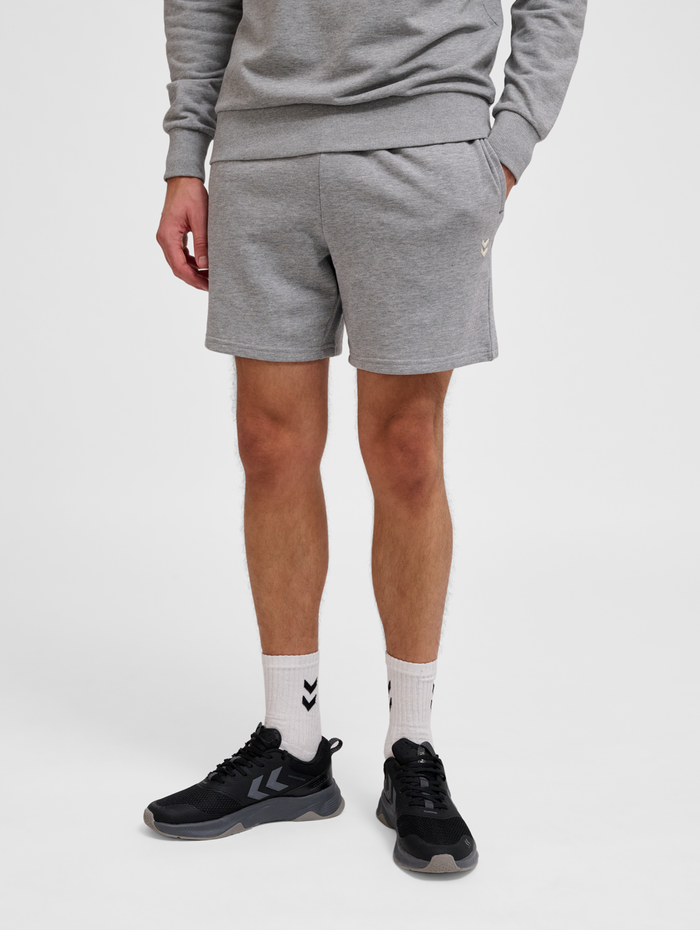 hmlPULSE SWEAT SHORTS, GREY MELANGE, model