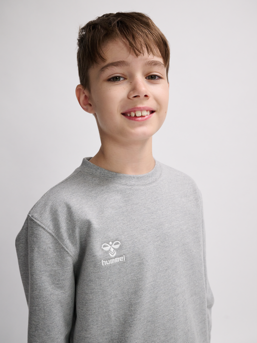 hmlGO 2.0 SWEATSHIRT KIDS, GREY MELANGE, model