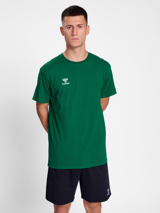 hmlGO 2.0 T-SHIRT S/S, EVERGREEN, model