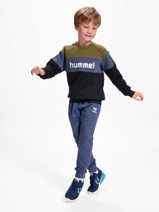 hmlCLAES SWEATSHIRT, BEECH, model