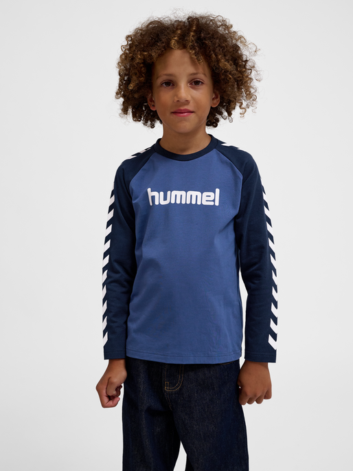 hmlBOYS T-SHIRT L/S, TRUE NAVY, model