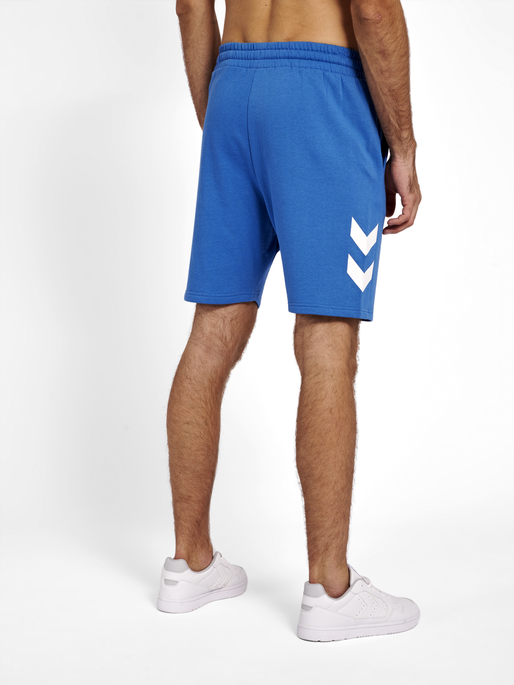 hmlLEGACY SHORTS, DEEP WATER, model