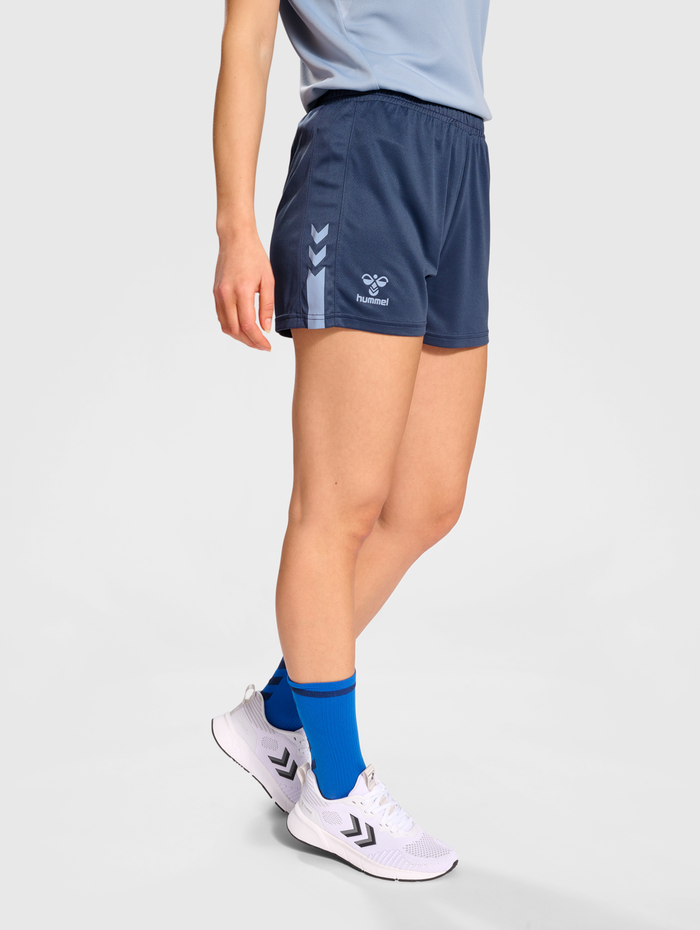 hmlACTIVE PL SHORTS WOMAN, VINTAGE INDIGO, model