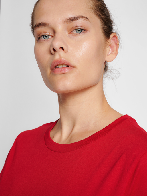 hmlRED BASIC T-SHIRT S/S WOMAN, TANGO RED, model