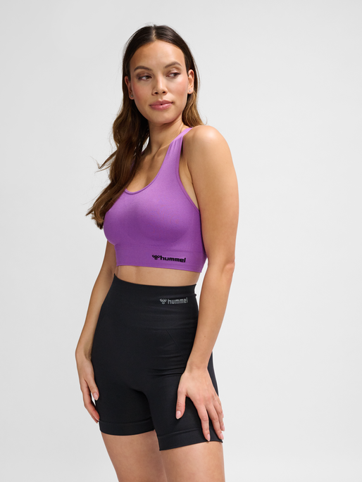 hmlTIF SEAMLESS SPORTS TOP, DEWBERRY, model