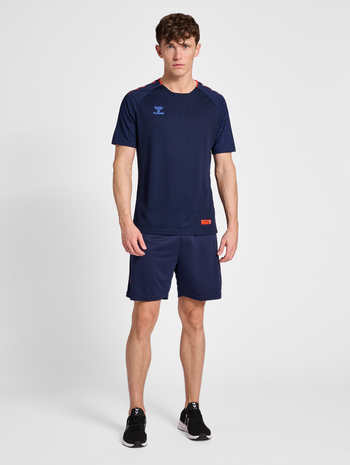 hmlQ4 POLY SHORT, MARINE, model