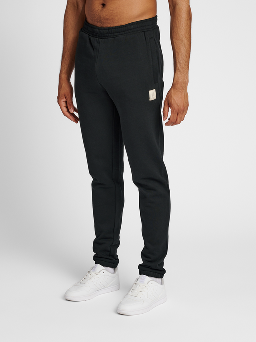 hmlGG12 SWEAT PANTS, BLACK, model