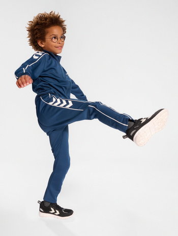 hmlTRACK TRACKSUIT, DARK DENIM, model