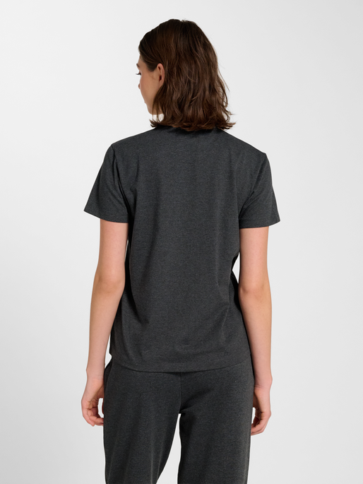 hmlPULSE W T-SHIRT, DARK GREY MELANGE, model