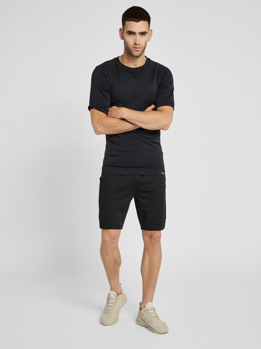 hmlSTROKE SEAMLESS T-SHIRT, BLACK, model