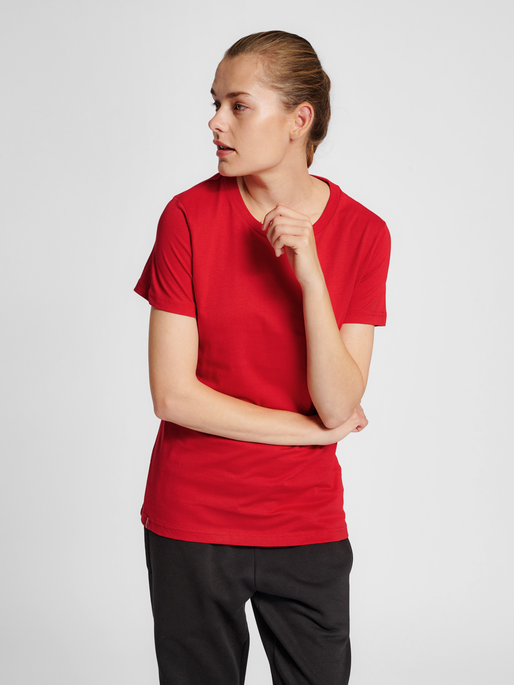 hmlRED BASIC T-SHIRT S/S WOMAN, TANGO RED, model