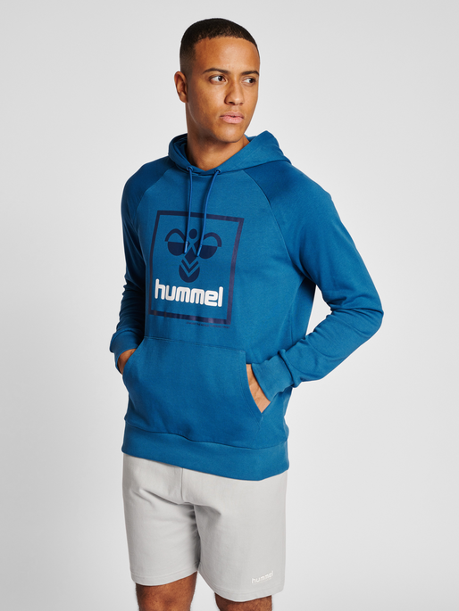 hmlISAM 2.0 HOODIE, DARK BLUE, model
