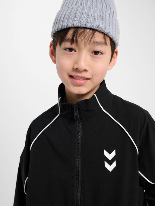 hmlJR STREET TRACKSUIT JACKET, BLACK BEAUTY, model