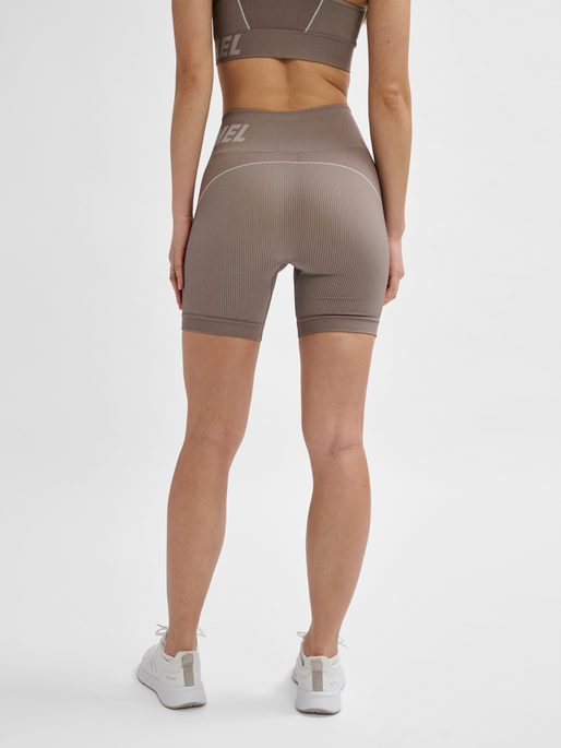 hmlTE CHRISTEL SEAMLESS SHORTS, CHATEAU GRAY, model