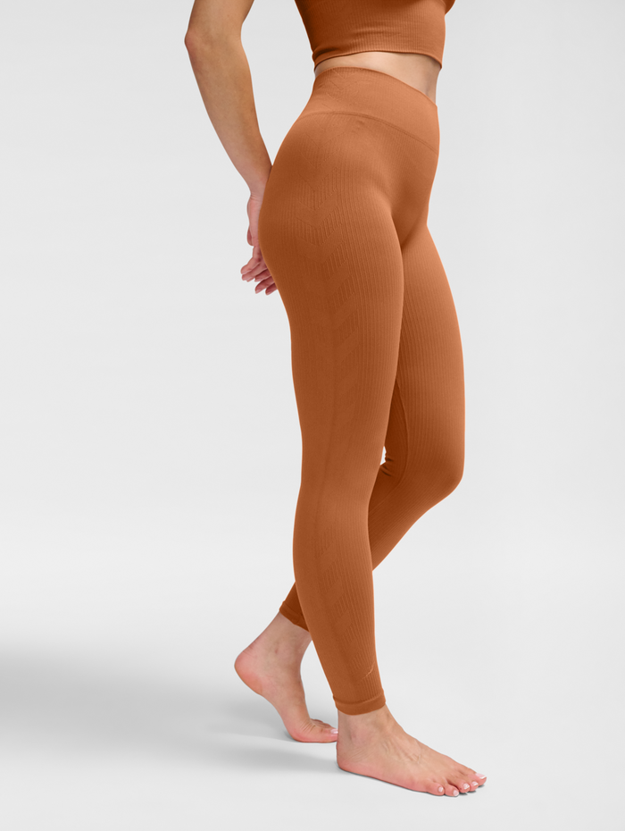 hmlMT ADAPT SEAMLESS MW TIGHTS, MOCHA BISQUE, model
