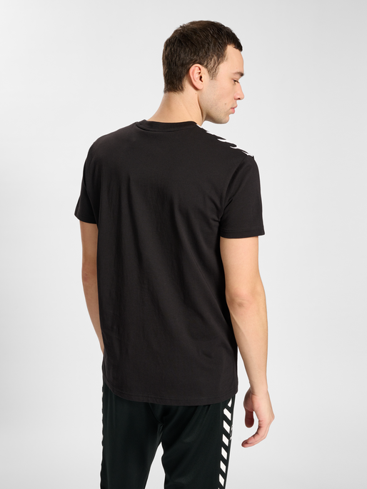 hmlSTALTIC COTTON T-SHIRT S/S, BLACK, model