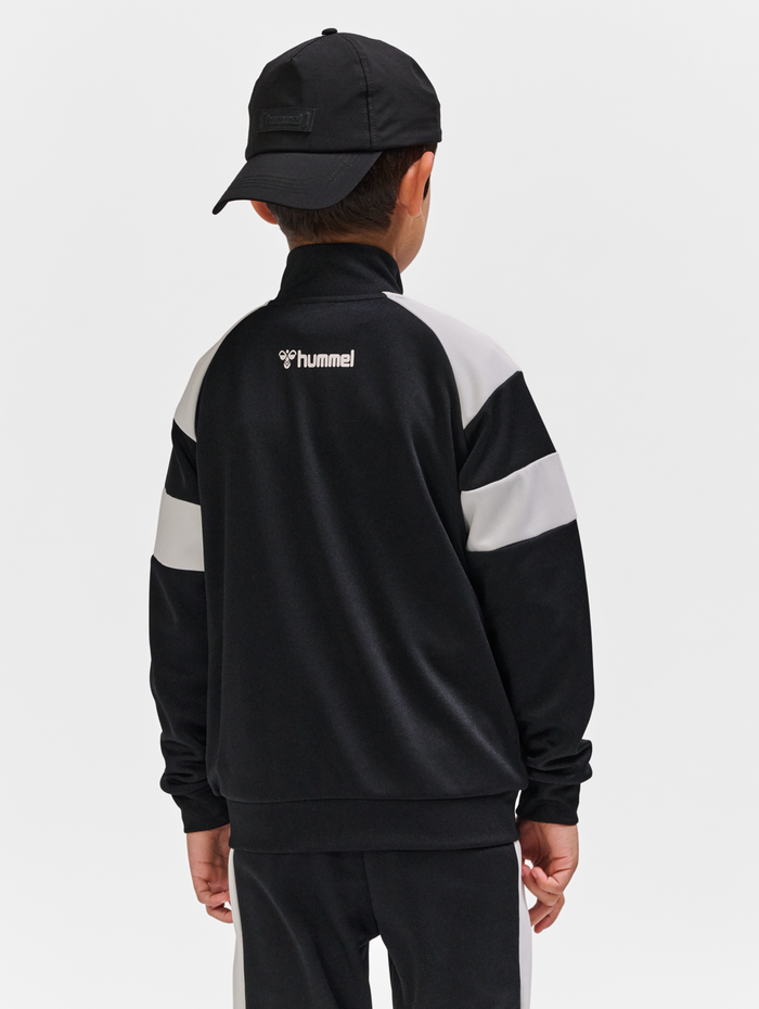 hmlRUNNER ZIP JACKET, BLACK, model