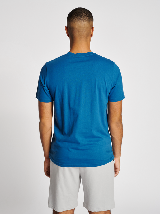 hmlISAM 2.0 T-SHIRT, DARK BLUE, model