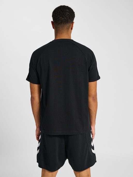 hmlARCHIVE LOOSE T-SHIRT S/S, BLACK hmlARCHIVE LOOSE T-SHIRT S/S, BLACK, model