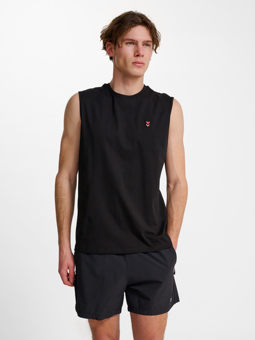 hmlHIIT MUSCLE TANK TOP, BLACK, model