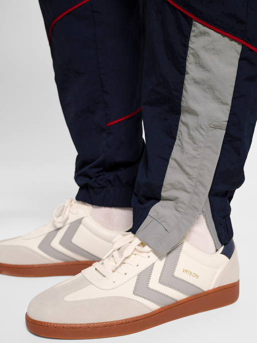 hmlWORLD 26 TRACK PANTS, DARK SAPPHIRE, model