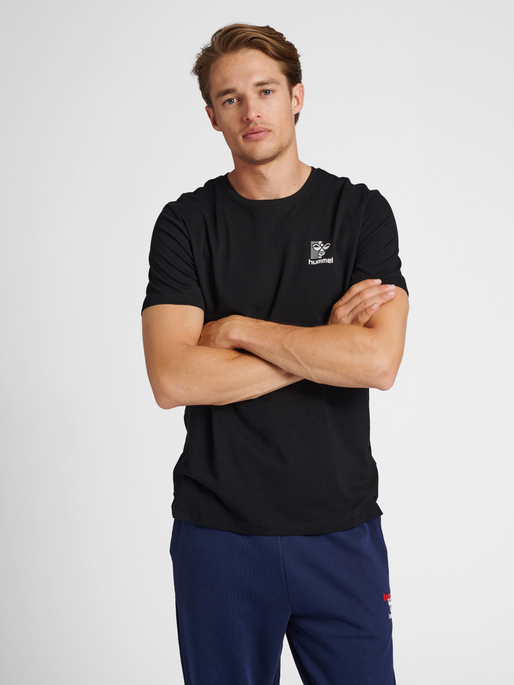 hmlIC MARTY T-SHIRT, BLACK, model