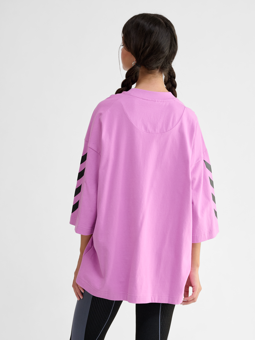 hmlOVERSIZED WILLY T-SHIRT SW, VIOLET, model