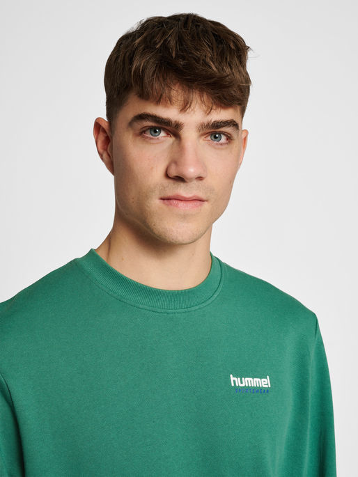 hmlLGC GABE SWEATSHIRT, FOLIAGE GREEN, model