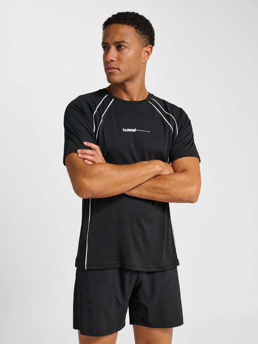 hmlPULSE TRAINING PRINT T-SHIRT SS, BLACK, model