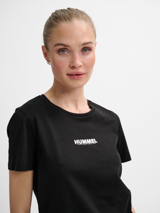 hmlLEGACY WOMAN T-SHIRT, BLACK, model